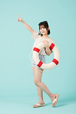 포토 JPG 스튜디오촬영 전신 여자 여행 반바지 휴가 실내 한명 서기 미소 들기 20대 청년 성인 옆모습 캐주얼 여름 여름휴가 바캉스 선글라스 한국인 가리킴 쪼리 즐거움 파란배경 튜브 성인여자한명만 국내포토 1 옷 계절 감정 안경 뷰포인트 백그라운드 바지 모션 표정 사람 동양인 손짓 내부 파란색 샌들 여자한명만 성인여자만 파일형식 여름_계절