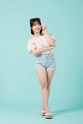 포토 JPG 스튜디오촬영 전신 응시 여자 여행 반바지 휴가 실내 한명 서기 미소 들기 20대 청년 성인 앞모습 캐주얼 여름 여름휴가 바캉스 선글라스 듣기 한국인 소라 쪼리 즐거움 호기심 파란배경 성인여자한명만 국내포토 1 시선 옷 계절 감정 안경 뷰포인트 백그라운드 컨셉 바지 모션 어패류 표정 사람 동양인 내부 파란색 샌들 여자한명만 성인여자만 파일형식 여름_계절