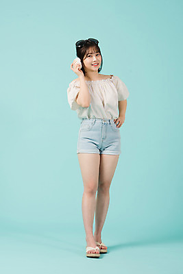 포토 JPG 스튜디오촬영 전신 여자 여행 허리손 반바지 휴가 실내 한명 서기 미소 들기 20대 청년 성인 앞모습 캐주얼 여름 여름휴가 바캉스 선글라스 듣기 한국인 소라 쪼리 즐거움 파란배경 성인여자한명만 국내포토 1 옷 계절 감정 안경 뷰포인트 포즈 백그라운드 바지 모션 어패류 표정 사람 동양인 내부 파란색 샌들 여자한명만 성인여자만 파일형식 여름_계절
