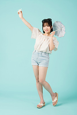포토 JPG 스튜디오촬영 전신 여자 여행 반바지 휴가 불가사리 실내 한명 서기 미소 들기 20대 청년 성인 앞모습 캐주얼 여름 여름휴가 바캉스 선글라스 한국인 파라솔 쪼리 즐거움 파란배경 성인여자한명만 국내포토 1 옷 계절 감정 안경 뷰포인트 백그라운드 바지 모션 극피동물 표정 사람 동양인 내부 파란색 샌들 여자한명만 성인여자만 파일형식 여름_계절