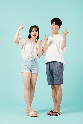 포토 JPG 스튜디오촬영 전신 커플 여자 남자 여행 데이트 반바지 휴가 실내 서기 미소 손짓 20대 청년 성인 두명 앞모습 캐주얼 여름 여름휴가 바캉스 축제 한국인 쪼리 즐거움 파란배경 로큰롤 성인만 국내포토 옷 계절 감정 음악 뷰포인트 백그라운드 바지 관계 모션 표정 사람 동양인 내부 파란색 샌들 파일형식 여름_계절