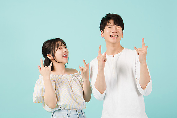 포토 JPG 스튜디오촬영 커플 여자 남자 여행 데이트 휴가 실내 서기 미소 손짓 상반신 20대 청년 성인 두명 앞모습 캐주얼 여름 여름휴가 바캉스 축제 한국인 즐거움 파란배경 로큰롤 성인만 국내포토 옷 계절 감정 음악 뷰포인트 백그라운드 관계 모션 표정 사람 동양인 내부 파란색 파일형식 여름_계절