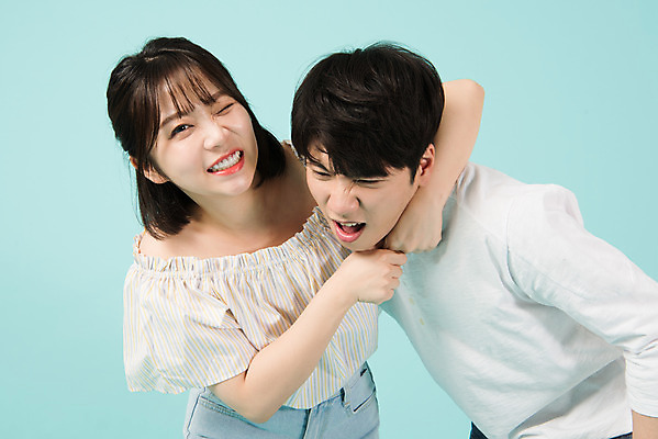 포토 JPG 스튜디오촬영 커플 여자 남자 여행 데이트 장난 휴가 실내 서기 미소 상반신 20대 청년 성인 두명 앞모습 캐주얼 여름 여름휴가 바캉스 한국인 즐거움 파란배경 헤드락 성인만 국내포토 옷 계절 감정 뷰포인트 백그라운드 관계 모션 기술 표정 사람 동양인 내부 파란색 파일형식 여름_계절