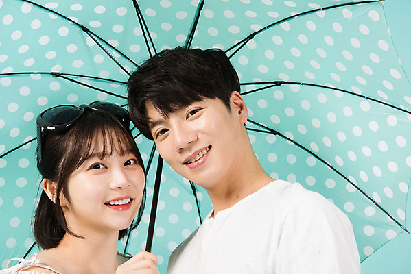 포토 JPG 스튜디오촬영 커플 여자 남자 여행 데이트 우산 휴가 실내 서기 미소 들기 상반신 20대 청년 성인 두명 앞모습 캐주얼 여름 여름휴가 바캉스 선글라스 한국인 즐거움 파란배경 성인만 국내포토 옷 계절 감정 안경 뷰포인트 백그라운드 관계 모션 표정 사람 동양인 내부 파란색 파일형식 여름_계절