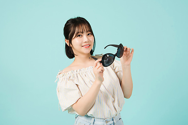 포토 JPG 스튜디오촬영 여자 여행 휴가 실내 한명 서기 미소 들기 상반신 20대 청년 성인 앞모습 캐주얼 여름 여름휴가 바캉스 선글라스 한국인 즐거움 파란배경 성인여자한명만 국내포토 1 옷 계절 감정 안경 뷰포인트 백그라운드 모션 표정 사람 동양인 내부 파란색 여자한명만 성인여자만 파일형식 여름_계절