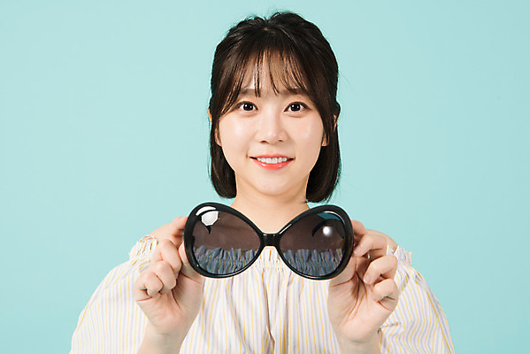 포토 JPG 스튜디오촬영 여자 여행 휴가 실내 한명 서기 미소 들기 상반신 20대 청년 성인 앞모습 캐주얼 여름 여름휴가 바캉스 선글라스 한국인 즐거움 파란배경 성인여자한명만 국내포토 1 옷 계절 감정 안경 뷰포인트 백그라운드 모션 표정 사람 동양인 내부 파란색 여자한명만 성인여자만 파일형식 여름_계절