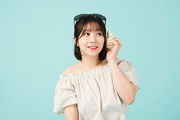 포토 JPG 스튜디오촬영 응시 여자 여행 휴가 실내 한명 서기 미소 들기 상반신 20대 청년 성인 앞모습 캐주얼 여름 여름휴가 바캉스 선글라스 듣기 한국인 소라 즐거움 파란배경 성인여자한명만 국내포토 1 시선 옷 계절 감정 안경 뷰포인트 백그라운드 모션 어패류 표정 사람 동양인 내부 파란색 여자한명만 성인여자만 파일형식 여름_계절