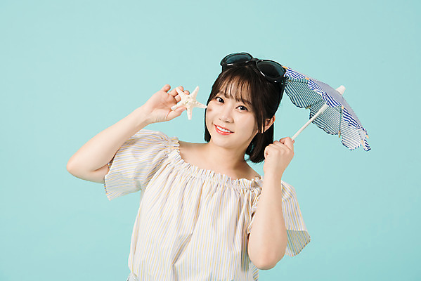 포토 JPG 스튜디오촬영 여자 여행 휴가 불가사리 실내 한명 서기 미소 들기 상반신 20대 청년 성인 앞모습 캐주얼 여름 여름휴가 바캉스 선글라스 한국인 파라솔 즐거움 파란배경 성인여자한명만 국내포토 1 옷 계절 감정 안경 뷰포인트 백그라운드 모션 극피동물 표정 사람 동양인 내부 파란색 여자한명만 성인여자만 파일형식 여름_계절