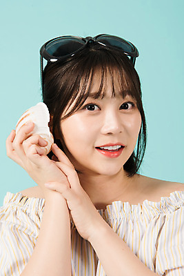 포토 JPG 스튜디오촬영 여자 여행 휴가 실내 한명 서기 미소 들기 근접촬영 상반신 20대 청년 성인 앞모습 캐주얼 여름 여름휴가 바캉스 선글라스 듣기 한국인 소라 즐거움 파란배경 성인여자한명만 국내포토 1 옷 계절 감정 안경 뷰포인트 백그라운드 모션 어패류 표정 사람 동양인 내부 파란색 여자한명만 성인여자만 파일형식 여름_계절