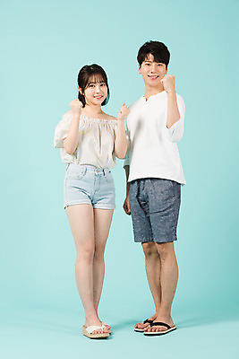 포토 JPG 스튜디오촬영 전신 커플 여자 남자 여행 데이트 반바지 휴가 실내 서기 미소 20대 청년 성인 두명 앞모습 캐주얼 여름 여름휴가 바캉스 파이팅 주먹 한국인 쪼리 즐거움 파란배경 성인만 국내포토 옷 계절 감정 뷰포인트 백그라운드 바지 관계 모션 표정 사람 동양인 내부 파란색 샌들 파일형식 여름_계절