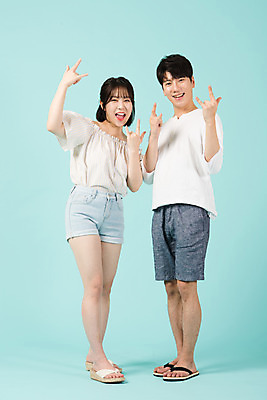 포토 JPG 스튜디오촬영 전신 커플 여자 남자 여행 데이트 반바지 휴가 실내 서기 미소 손짓 20대 청년 성인 두명 앞모습 캐주얼 여름 여름휴가 바캉스 축제 한국인 쪼리 즐거움 파란배경 로큰롤 성인만 국내포토 옷 계절 감정 음악 뷰포인트 백그라운드 바지 관계 모션 표정 사람 동양인 내부 파란색 샌들 파일형식 여름_계절