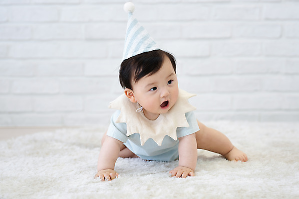 포토 JPG 스튜디오촬영 전신 응시 남자 실내 한명 앞모습 귀여움 놀람 카펫 고깔모자 한국인 성장 축하 아기 생일 보호 흰배경 기어가기 첫돌 남자아기한명만 국내포토 모자_잡화 1 시선 기념일 감정 뷰포인트 백그라운드 컨셉 모션 표정 사람 동양인 내부 흰색 남자한명만 남자아기만 파일형식