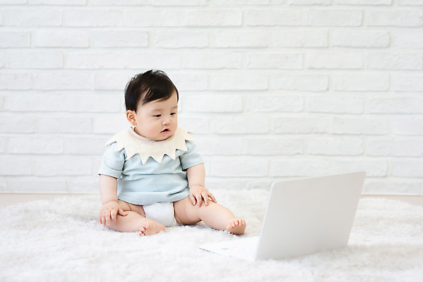 포토 JPG 스튜디오촬영 전신 응시 교육 남자 실내 한명 앉기 앞모습 노트북 쇼핑 귀여움 카펫 한국인 성장 아기 보호 알림 호기심 흰배경 기저귀 남자아기한명만 국내포토 1 시선 감정 뷰포인트 백그라운드 컨셉 모션 사람 동양인 내부 전자제품 아기용품 흰색 남자한명만 남자아기만 파일형식