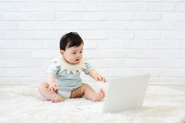 포토 JPG 스튜디오촬영 전신 교육 남자 실내 한명 앉기 앞모습 노트북 쇼핑 귀여움 카펫 한국인 성장 아기 보호 알림 호기심 흰배경 기저귀 남자아기한명만 국내포토 1 감정 뷰포인트 백그라운드 컨셉 모션 사람 동양인 내부 전자제품 아기용품 흰색 남자한명만 남자아기만 파일형식