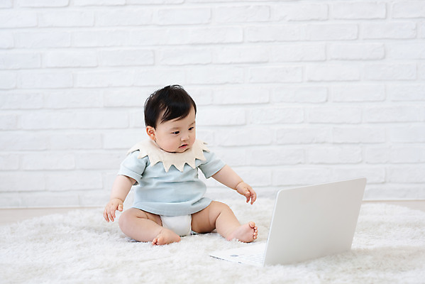 포토 JPG 스튜디오촬영 전신 응시 교육 남자 실내 한명 앉기 앞모습 노트북 쇼핑 귀여움 카펫 한국인 성장 아기 보호 알림 호기심 흰배경 기저귀 남자아기한명만 국내포토 1 시선 감정 뷰포인트 백그라운드 컨셉 모션 사람 동양인 내부 전자제품 아기용품 흰색 남자한명만 남자아기만 파일형식