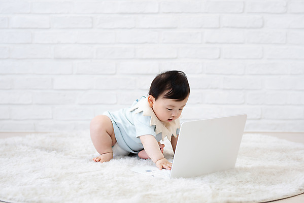 포토 JPG 스튜디오촬영 전신 교육 남자 실내 한명 앉기 앞모습 노트북 쇼핑 귀여움 카펫 만지기 한국인 성장 아기 보호 알림 호기심 흰배경 기저귀 남자아기한명만 국내포토 1 감정 뷰포인트 백그라운드 컨셉 모션 사람 동양인 내부 전자제품 아기용품 흰색 남자한명만 남자아기만 파일형식