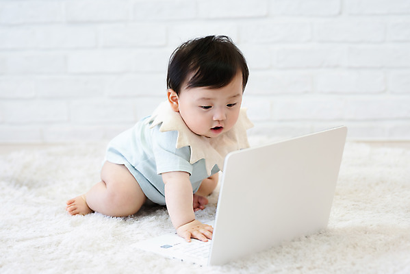 포토 JPG 스튜디오촬영 전신 응시 교육 남자 실내 한명 앞모습 노트북 쇼핑 귀여움 만지기 한국인 성장 아기 보호 알림 호기심 흰배경 남자아기한명만 국내포토 1 시선 감정 뷰포인트 백그라운드 컨셉 모션 사람 동양인 내부 전자제품 흰색 남자한명만 남자아기만 파일형식