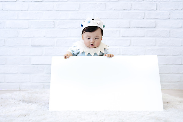 포토 JPG 스튜디오촬영 전신 모자 배너 남자 사각프레임 알림판 실내 한명 들기 앞모습 귀여움 카펫 한국인 성장 아기 보호 알림 흰배경 남자아기한명만 내려보기 국내포토 1 잡화 뷰포인트 백그라운드 컨셉 모션 프레임 사람 동양인 내부 사각형 흰색 남자한명만 남자아기만 파일형식