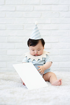 포토 JPG 스튜디오촬영 전신 배너 남자 사각프레임 알림판 실내 한명 미소 들기 앉기 앞모습 귀여움 카펫 고깔모자 한국인 성장 축하 아기 생일 보호 알림 흰배경 첫돌 남자아기한명만 국내포토 모자_잡화 1 기념일 뷰포인트 백그라운드 컨셉 모션 프레임 표정 사람 동양인 내부 사각형 흰색 남자한명만 남자아기만 파일형식