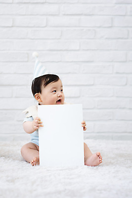 포토 JPG 스튜디오촬영 전신 배너 남자 사각프레임 알림판 실내 한명 미소 들기 앉기 앞모습 귀여움 고깔모자 한국인 성장 축하 아기 생일 보호 알림 흰배경 첫돌 남자아기한명만 국내포토 모자_잡화 1 기념일 뷰포인트 백그라운드 컨셉 모션 프레임 표정 사람 동양인 내부 사각형 흰색 남자한명만 남자아기만 파일형식