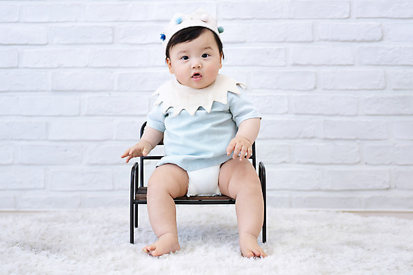 포토 JPG 스튜디오촬영 전신 응시 남자 의자 왕관 실내 한명 앉기 앞모습 귀여움 카펫 한국인 성장 아기 보호 흰배경 기저귀 남자아기한명만 국내포토 1 시선 뷰포인트 가구 백그라운드 컨셉 모션 사람 동양인 내부 아기용품 흰색 남자한명만 남자아기만 파일형식