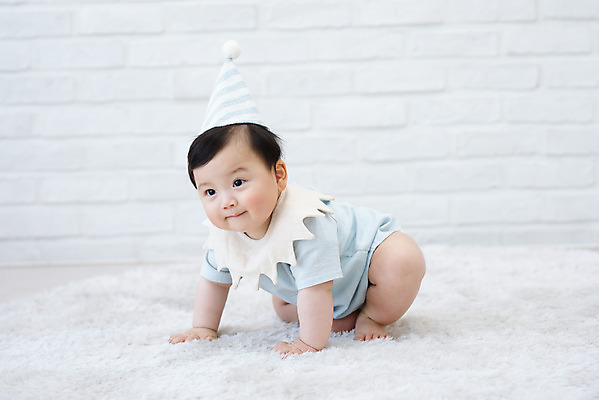 포토 JPG 스튜디오촬영 전신 남자 실내 한명 옆모습 귀여움 카펫 고깔모자 한국인 성장 축하 아기 생일 보호 흰배경 기어가기 남자아기한명만 국내포토 모자_잡화 1 기념일 뷰포인트 백그라운드 컨셉 모션 사람 동양인 내부 흰색 남자한명만 남자아기만 파일형식