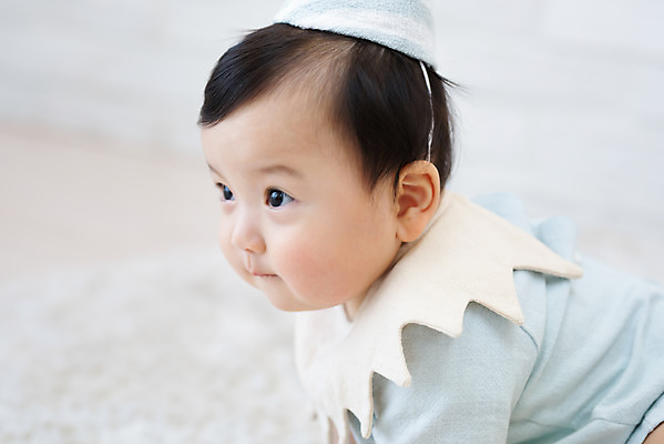 포토 JPG 스튜디오촬영 응시 시선 남자 실내 한명 상반신 옆모습 아웃포커스 귀여움 고깔모자 한국인 성장 축하 아기 생일 보호 흰배경 첫돌 남자아기한명만 국내포토 모자_잡화 1 기념일 뷰포인트 백그라운드 컨셉 촬영기법 사람 동양인 내부 흰색 남자한명만 남자아기만 파일형식