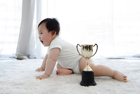 포토 JPG 스튜디오촬영 전신 남자 실내 한명 미소 옆모습 귀여움 카펫 한국인 성장 아기 우승 보호 트로피 흰배경 기어가기 남자아기한명만 국내포토 1 뷰포인트 백그라운드 컨셉 모션 표정 사람 동양인 내부 흰색 최고 상_우승 남자한명만 남자아기만 파일형식