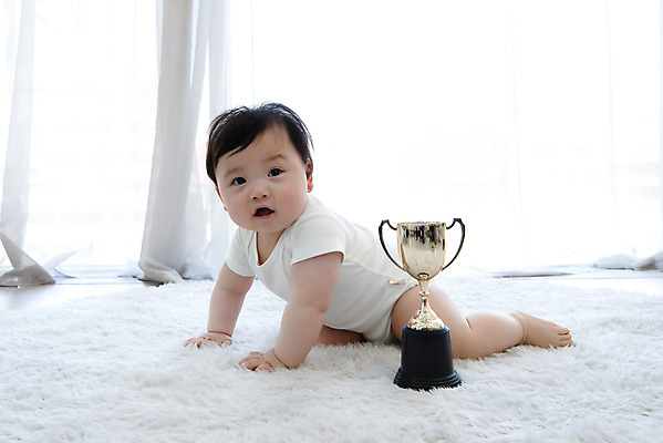 포토 JPG 스튜디오촬영 전신 응시 남자 실내 한명 옆모습 귀여움 카펫 한국인 성장 아기 우승 보호 트로피 흰배경 기어가기 남자아기한명만 국내포토 1 시선 뷰포인트 백그라운드 컨셉 모션 사람 동양인 내부 흰색 최고 상_우승 남자한명만 남자아기만 파일형식