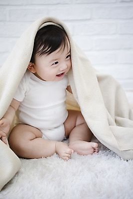 포토 JPG 스튜디오촬영 전신 응시 남자 행복 실내 한명 미소 웃음 앉기 옆모습 귀여움 카펫 한국인 성장 아기 보호 포근함 담요 흰배경 기저귀 뒤집어쓰기 남자아기한명만 국내포토 1 시선 감정 뷰포인트 백그라운드 컨셉 모션 표정 사람 동양인 내부 아기용품 흰색 감각 남자한명만 남자아기만 파일형식