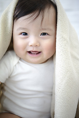 포토 JPG 스튜디오촬영 남자 행복 실내 한명 미소 웃음 앉기 상반신 앞모습 귀여움 한국인 성장 아기 보호 포근함 담요 남자아기한명만 국내포토 1 감정 뷰포인트 컨셉 모션 표정 사람 동양인 내부 감각 남자한명만 남자아기만 파일형식