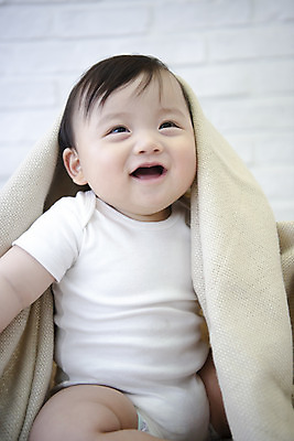 포토 JPG 스튜디오촬영 응시 남자 행복 실내 한명 미소 웃음 앉기 상반신 앞모습 귀여움 한국인 성장 아기 보호 포근함 담요 남자아기한명만 국내포토 1 시선 감정 뷰포인트 컨셉 모션 표정 사람 동양인 내부 감각 남자한명만 남자아기만 파일형식