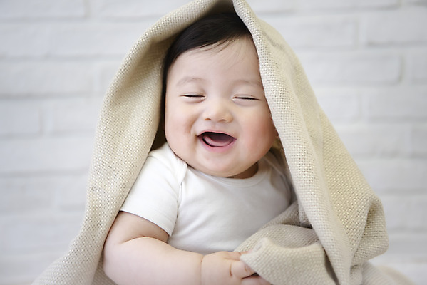 포토 JPG 스튜디오촬영 남자 행복 실내 한명 미소 웃음 앉기 상반신 앞모습 귀여움 한국인 성장 아기 보호 포근함 담요 남자아기한명만 국내포토 1 감정 뷰포인트 컨셉 모션 표정 사람 동양인 내부 감각 남자한명만 남자아기만 파일형식