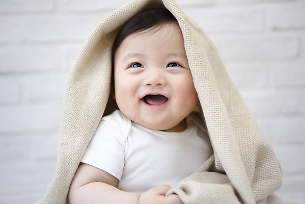 포토 JPG 스튜디오촬영 응시 남자 행복 실내 한명 미소 웃음 앉기 상반신 앞모습 귀여움 한국인 성장 아기 보호 포근함 담요 흰배경 남자아기한명만 국내포토 1 시선 감정 뷰포인트 백그라운드 컨셉 모션 표정 사람 동양인 내부 흰색 감각 남자한명만 남자아기만 파일형식