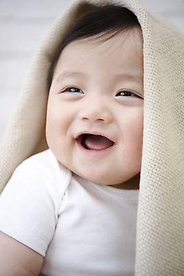 포토 JPG 스튜디오촬영 남자 행복 실내 한명 미소 웃음 앉기 상반신 앞모습 귀여움 한국인 성장 아기 보호 포근함 담요 남자아기한명만 국내포토 1 감정 뷰포인트 컨셉 모션 표정 사람 동양인 내부 감각 남자한명만 남자아기만 파일형식