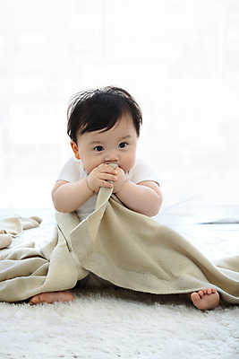 포토 JPG 스튜디오촬영 전신 남자 행복 실내 한명 미소 웃음 앉기 앞모습 귀여움 한국인 성장 아기 잡기 입 보호 포근함 담요 흰배경 남자아기한명만 국내포토 1 감정 뷰포인트 백그라운드 컨셉 모션 표정 사람 동양인 내부 신체부위 흰색 감각 남자한명만 남자아기만 파일형식