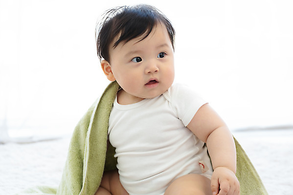 포토 JPG 스튜디오촬영 응시 남자 행복 실내 한명 미소 웃음 앉기 상반신 앞모습 귀여움 한국인 성장 아기 보호 포근함 담요 흰배경 남자아기한명만 국내포토 1 시선 감정 뷰포인트 백그라운드 컨셉 모션 표정 사람 동양인 내부 흰색 감각 남자한명만 남자아기만 파일형식