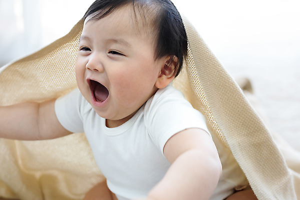 포토 JPG 스튜디오촬영 남자 행복 실내 한명 미소 웃음 앉기 상반신 옆모습 귀여움 한국인 성장 아기 보호 포근함 담요 남자아기한명만 국내포토 1 감정 뷰포인트 컨셉 모션 표정 사람 동양인 내부 감각 남자한명만 남자아기만 파일형식