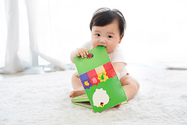 포토 JPG 스튜디오촬영 전신 교육 남자 실내 한명 앉기 앞모습 귀여움 만지기 한국인 성장 아기 보호 물기 읽기 흰배경 기저귀 동화책 남자아기한명만 국내포토 1 뷰포인트 백그라운드 컨셉 모션 사람 동양인 내부 책 아기용품 흰색 남자한명만 남자아기만 파일형식