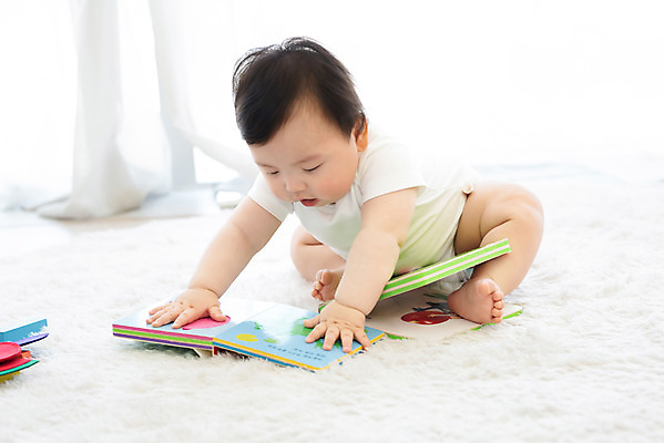 포토 JPG 스튜디오촬영 전신 응시 교육 남자 실내 한명 앉기 앞모습 귀여움 펼침 만지기 한국인 성장 아기 보호 읽기 흰배경 기저귀 동화책 남자아기한명만 국내포토 1 시선 뷰포인트 백그라운드 컨셉 모션 사람 동양인 내부 책 아기용품 흰색 남자한명만 남자아기만 파일형식