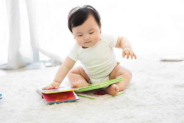 포토 JPG 스튜디오촬영 전신 응시 교육 남자 실내 한명 앉기 앞모습 독서 귀여움 만지기 한국인 성장 아기 보호 읽기 흰배경 기저귀 동화책 남자아기한명만 국내포토 1 시선 뷰포인트 백그라운드 컨셉 모션 사람 동양인 내부 책 아기용품 흰색 남자한명만 남자아기만 파일형식