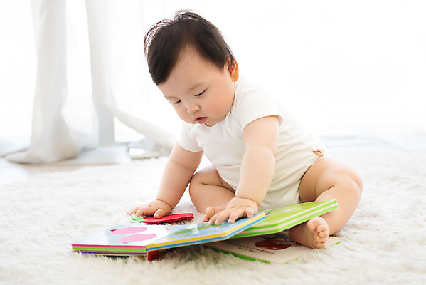 포토 JPG 스튜디오촬영 전신 응시 교육 남자 실내 한명 앉기 앞모습 독서 귀여움 한국인 성장 아기 보호 읽기 흰배경 기저귀 동화책 남자아기한명만 국내포토 1 시선 뷰포인트 백그라운드 컨셉 모션 사람 동양인 내부 책 아기용품 흰색 남자한명만 남자아기만 파일형식