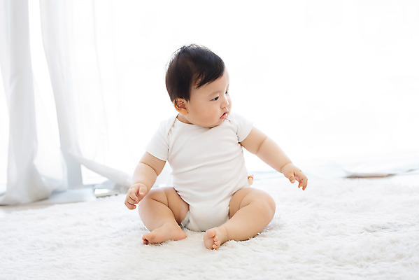 포토 JPG 스튜디오촬영 전신 응시 남자 실내 한명 앉기 앞모습 귀여움 한국인 성장 아기 보호 흰배경 기저귀 남자아기한명만 국내포토 1 시선 뷰포인트 백그라운드 컨셉 모션 사람 동양인 내부 아기용품 흰색 남자한명만 남자아기만 파일형식