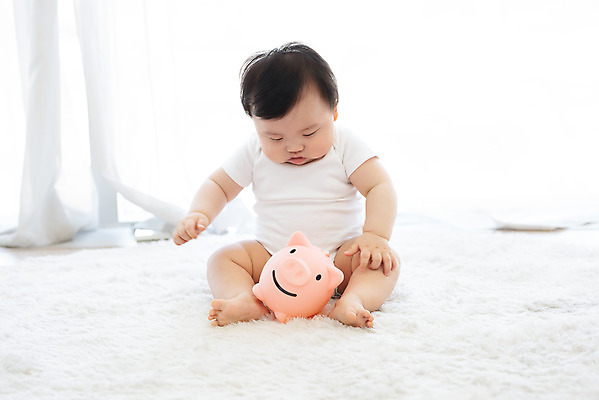 포토 JPG 스튜디오촬영 전신 응시 남자 실내 한명 앉기 앞모습 금융 귀여움 만지기 저축 한국인 돼지저금통 저금통 성장 아기 보호 흰배경 기저귀 남자아기한명만 내려보기 금융의날 국내포토 1 시선 뷰포인트 백그라운드 컨셉 모션 사람 동양인 내부 경제 아기용품 흰색 남자한명만 남자아기만 파일형식 법정기념일