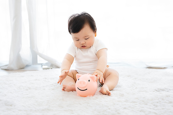 포토 1 시선 뷰포인트 백그라운드 컨셉 모션 실내 사람 동양인 내부 금융 경제 아기용품 저축 저금통 흰색 남자한명만 남자아기만 파일형식 법정기념일 내려보기 응시 보호 성장 전신 앞모습 만지기 앉기 돼지저금통 JPG 남자 아기 한명 한국인 스튜디오촬영 남자아기한명만 흰배경 기저귀 귀여움 금융의날 국내포토