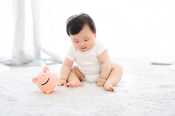 포토 JPG 스튜디오촬영 전신 남자 실내 한명 앉기 앞모습 금융 귀여움 만지기 저축 한국인 돼지저금통 저금통 성장 아기 보호 흰배경 기저귀 남자아기한명만 내려보기 금융의날 국내포토 1 뷰포인트 백그라운드 컨셉 모션 사람 동양인 내부 경제 아기용품 흰색 남자한명만 남자아기만 파일형식 법정기념일