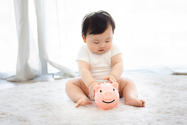 포토 JPG 스튜디오촬영 전신 응시 남자 실내 한명 앉기 앞모습 금융 귀여움 만지기 저축 한국인 돼지저금통 저금통 성장 아기 보호 흰배경 기저귀 남자아기한명만 내려보기 금융의날 국내포토 1 시선 뷰포인트 백그라운드 컨셉 모션 사람 동양인 내부 경제 아기용품 흰색 남자한명만 남자아기만 파일형식 법정기념일