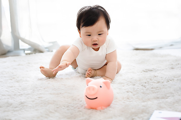 포토 JPG 스튜디오촬영 전신 남자 실내 한명 앉기 앞모습 금융 귀여움 만지기 저축 한국인 돼지저금통 저금통 성장 아기 보호 흰배경 기저귀 남자아기한명만 금융의날 국내포토 1 뷰포인트 백그라운드 컨셉 모션 사람 동양인 내부 경제 아기용품 흰색 남자한명만 남자아기만 파일형식 법정기념일