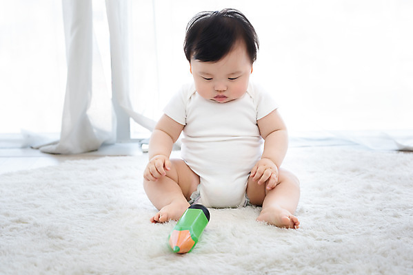 포토 JPG 스튜디오촬영 전신 응시 남자 실내 한명 앉기 앞모습 연필 귀여움 한국인 성장 아기 보호 집중 흰배경 기저귀 남자아기한명만 국내포토 1 시선 뷰포인트 백그라운드 컨셉 모션 학용품 사람 동양인 내부 필기구 아기용품 흰색 남자한명만 남자아기만 파일형식
