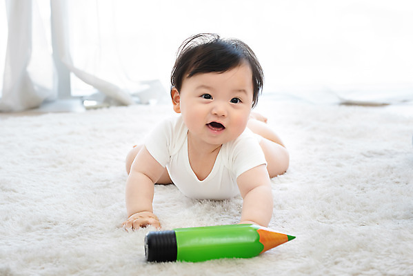 포토 JPG 스튜디오촬영 남자 엎드리기 실내 한명 미소 상반신 앞모습 연필 귀여움 한국인 성장 아기 보호 흰배경 기어가기 남자아기한명만 국내포토 1 뷰포인트 백그라운드 컨셉 모션 학용품 표정 사람 동양인 내부 필기구 흰색 남자한명만 남자아기만 파일형식